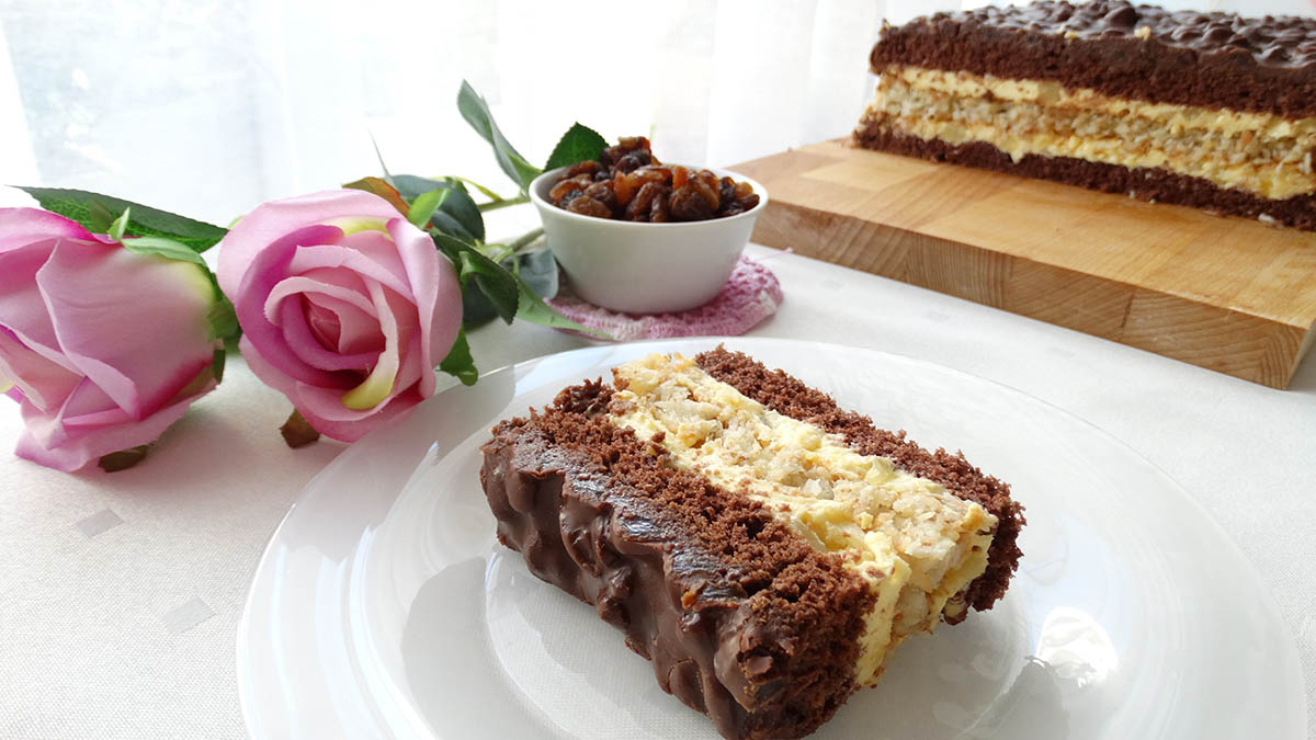 zdjęcie ciasta na tle róż