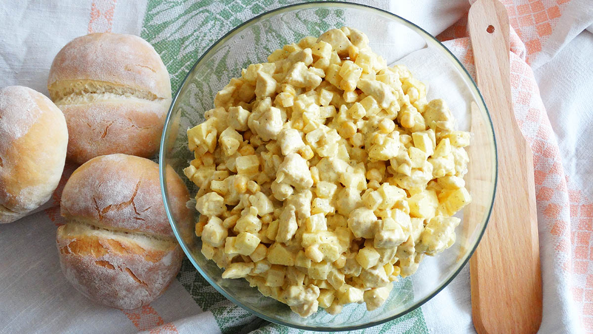 zdjęcie sałatki z cury i kurczakiem