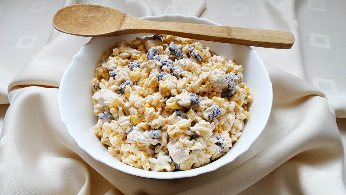 zdjęcie sałatki meksykańskiej z kurczakiem