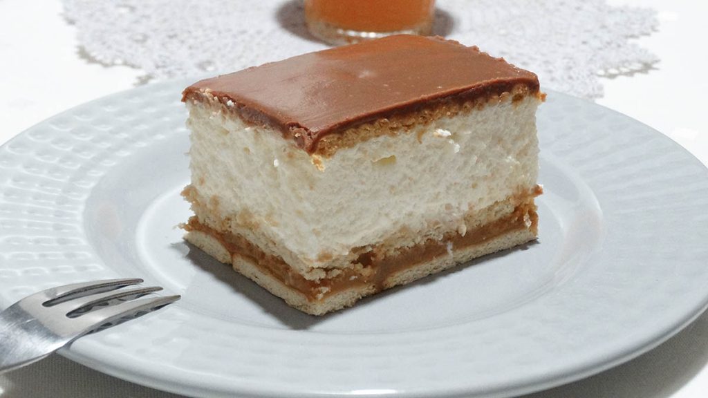 zdjęcie ciasta na talerzu