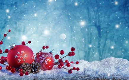 zdjęcie bombek w śniegu