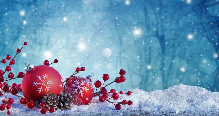 zdjęcie bombek w śniegu