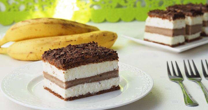 zdjęcie ciasta na talerzy w tle banany