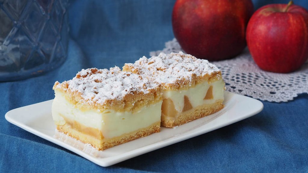 zdjęcie ciasta na talerzu w tle jabłka