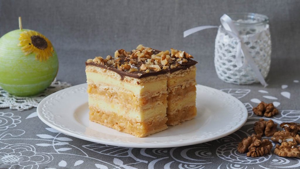 zdjęcie ciasta na talerzu w tle świeczka i słoiczek