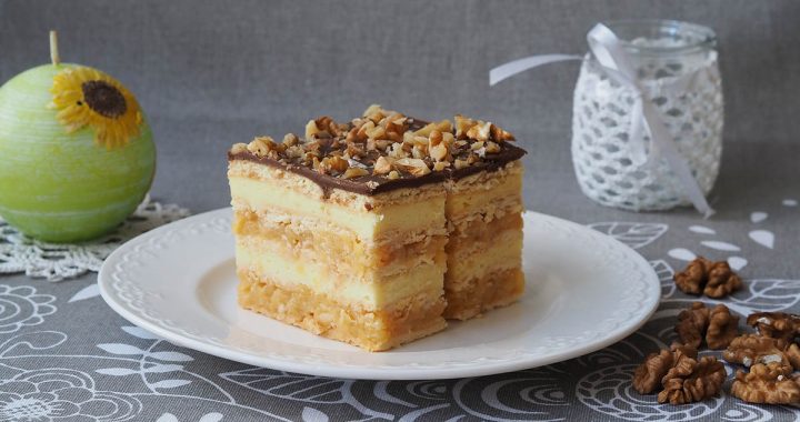 zdjęcie ciasta na talerzu w tle świeczka i słoiczek