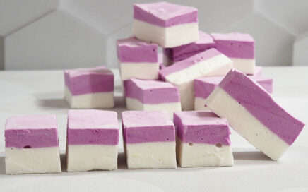 Pianki cukrowe w kolorze biało-fioletowym