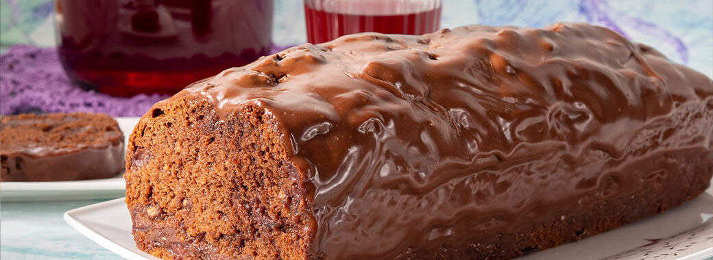 Babka czekoladowa z czekolada i wiśniami.