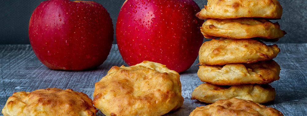 zdjęcie ciasteczek z jabłkami w tle dwa jabłka