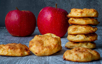 zdjęcie ciasteczek z jabłkami w tle dwa jabłka