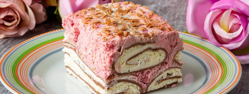 Ciasto z kremem malinowym w środku widać naleśniki w kremie śmietanowym