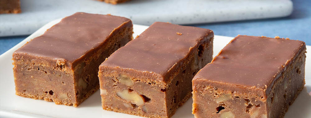 zdjęcie trzech kawałków ciasta w tle orzechy włoski