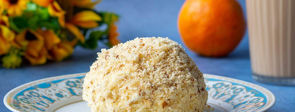 zdjęcie deseru w bomba z niespodzianką na niebieskim tle