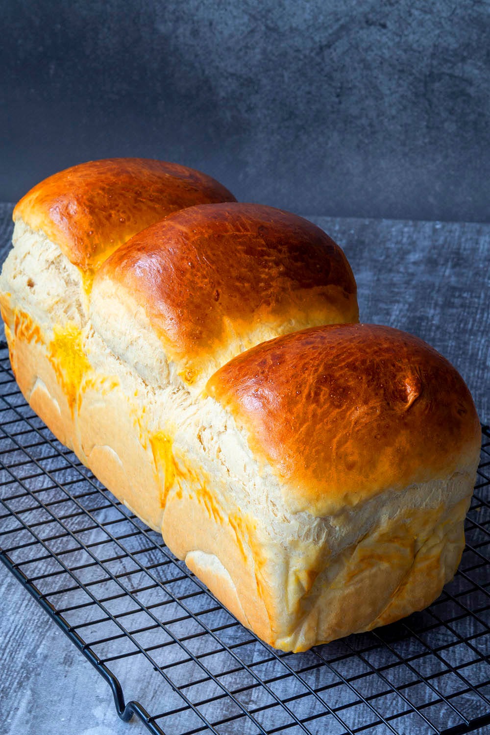 zdjęcie japońskiego chleba Hokkaido. Od góry ma trzy ładne garby