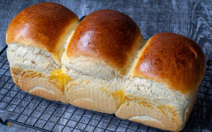 zdjęcie japońskiego chleba Hokkaido. Od góry ma trzy ładne garby