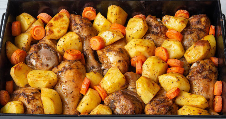 Zdjęcie foremki z pieczonym kurczakiem i ziemniakami
