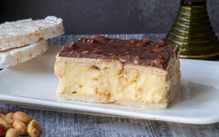 Ciasto z kremem budyniowym i płatkami ryżowymi