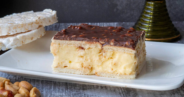 Ciasto z kremem budyniowym i płatkami ryżowymi